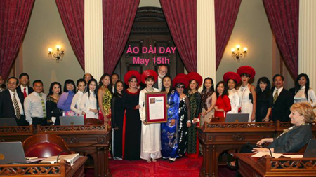 Mọi người chụp ảnh kỷ niệm trong ngày Thượng viện bang California chính thức thông qua nghị quyết công nhận ngày 15-5 là Ngày Áo dài.